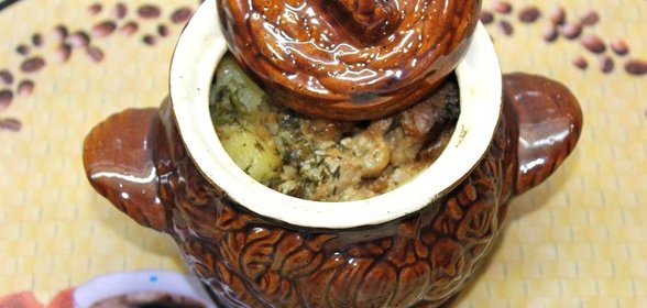 Картофель запеченная с мясом в горшочке