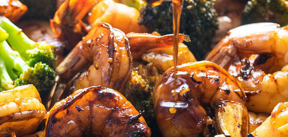 Креветки в медово-соевом соусе с брокколи