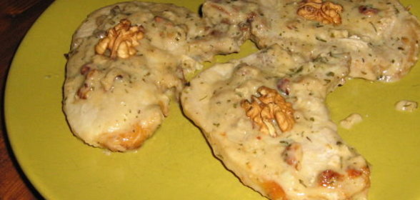 Свиные отбивные в соусе из сыра горгонзола