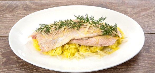 Форель, запеченная в бумаге, с картофелем