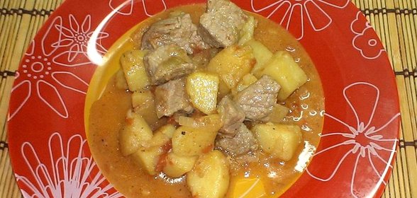 Картофель, тушенный со свининой и помидорами