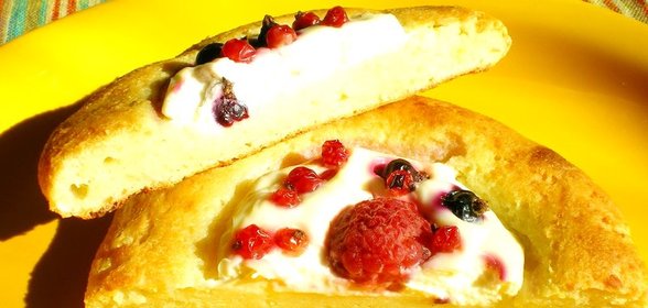 Сырники с творожной начинкой и ягодами