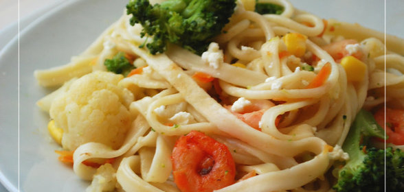 Лапша с овощами и креветками