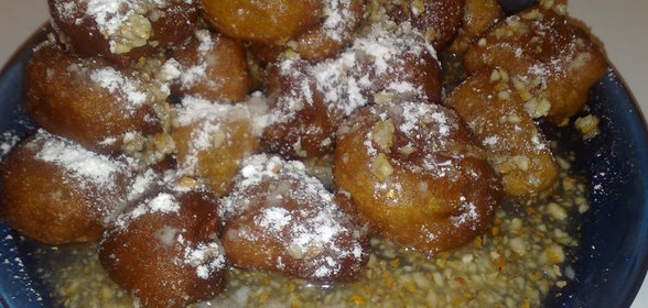 кугель с соусом и шкварками