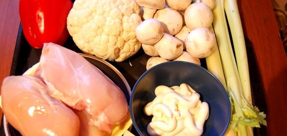 Белое мясо запеченное с овощами