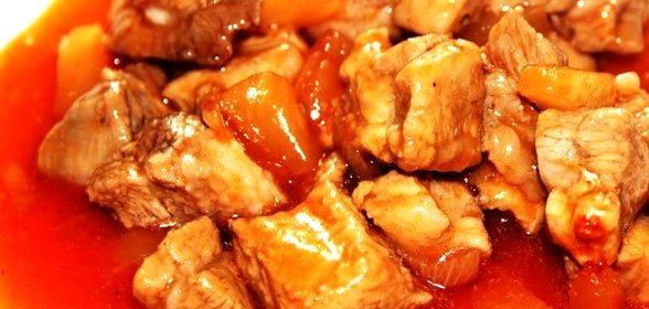 Мясо с ананасами в кисло-сладком соусе