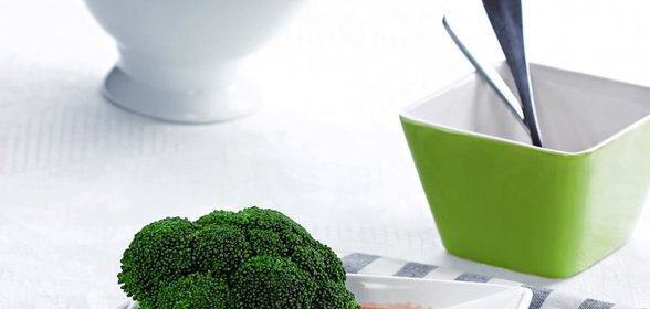 Отварная брокколи с соусом из томатов, чеснока и апельсинов