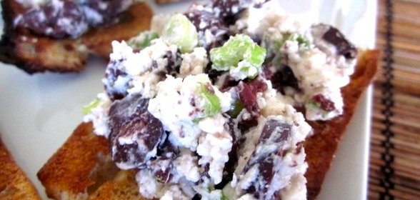 Брускетта с маслинами и фетой