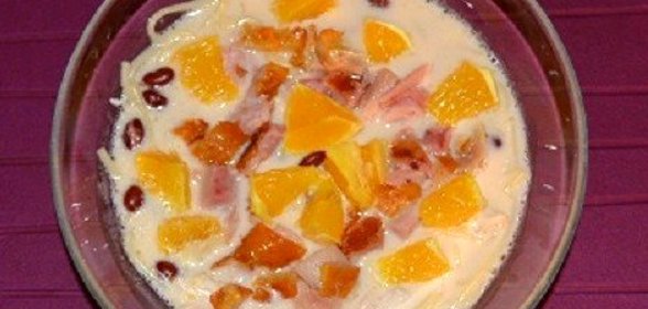 Суп со сливочным плавленым сыром, копченой курицей и апельсинами