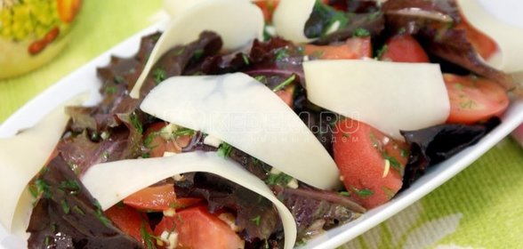 Салат с помидорами и сыром