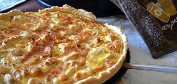 Пицца с курицей и колбасой