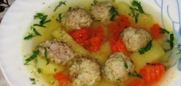 Суп с рисово-мясными фрикадельками