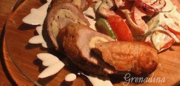 Рулетик из свинины с нежным сырным соусом
