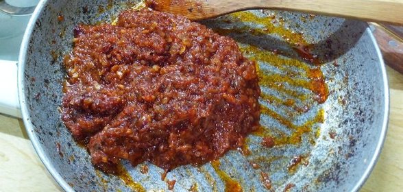 Соус для пиццы на помидорах и луке