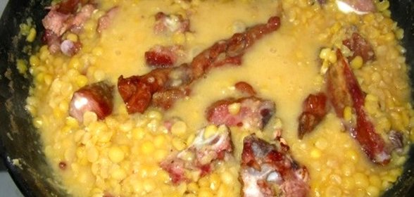 Гороховая каша с копчеными ребрышками
