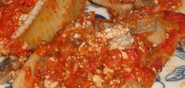 Ракушки фаршированные под томатным соусом