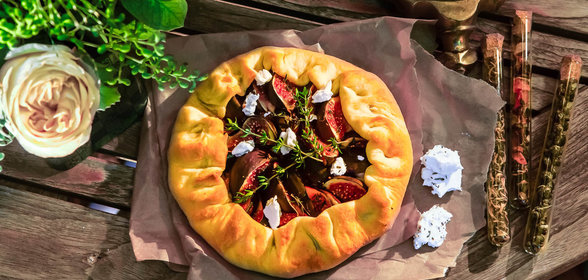 Галета с инжиром, карамелизованным луком и козьим сыром
