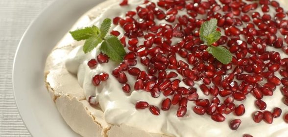 Торт безе с гранатами