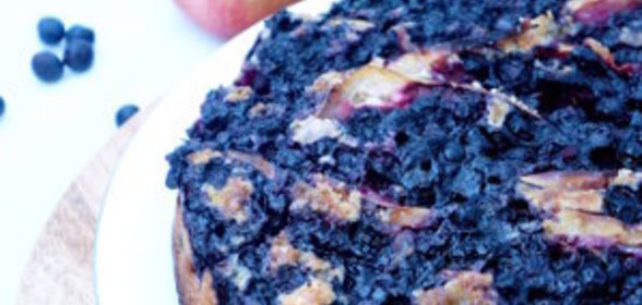 Пирог с яблоками и черникой