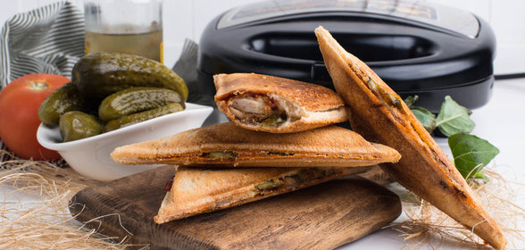 Маффины с яблоками и корицей под ванильным соусом