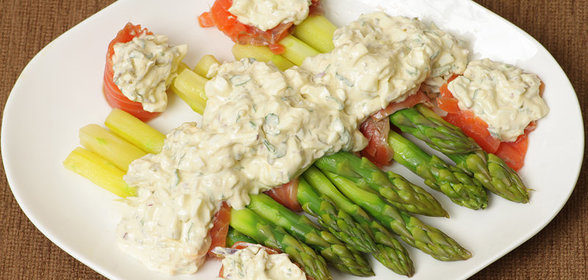 Спаржа с копченой форелью и соусом грибиш