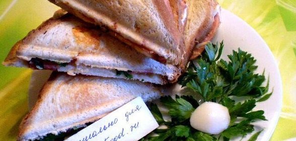 Сэндвич с яйцом колбасой и зеленью