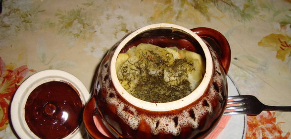 Свинина с картофелем и морковью, тушенные в горшочке