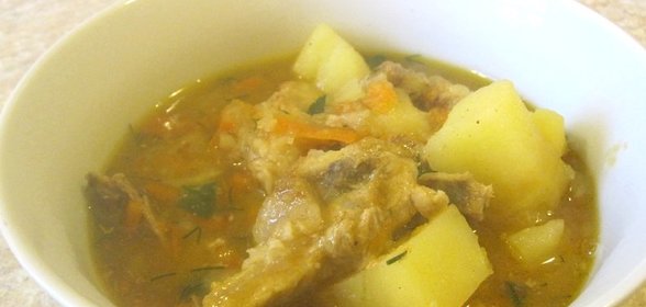 Картошка со свининой, тушенная в кастрюле