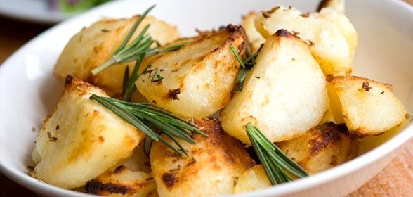 Жареный молодой картофель с каперсами, чесноком и розмарином