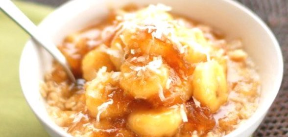 Овсяная каша с бананом и инжирно-карамельным соусом
