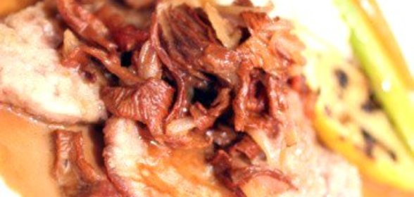 Ветчина с лисичками и сливочно-горчичным соусом