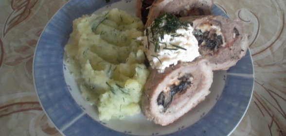Мясные рулетики с грибами и сыром в сливках