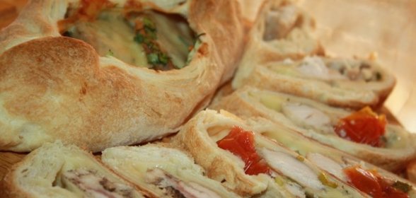 Слоечки с курицей, сыром, помидорами и зеленью