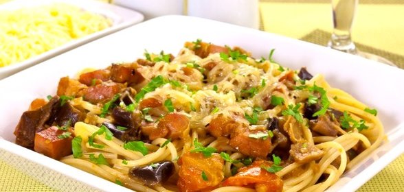 Спагетти с баклажанами, белыми грибами и грудинкой
