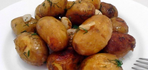 Молодой картофель с чесноком и укропом