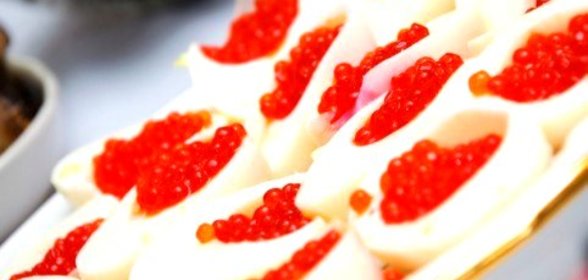 Яйца, фаршированные икрой, под майонезом