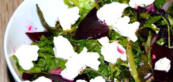 Свекольный салат с рукколой и козьим сыром