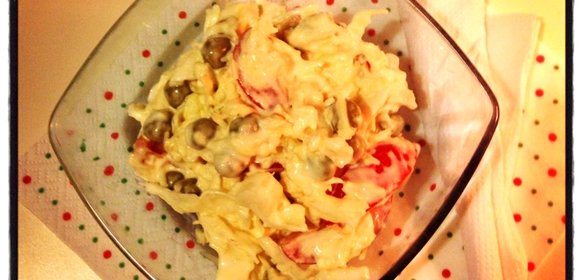 Шеф-салат из овощей, сыра и зеленого горошка