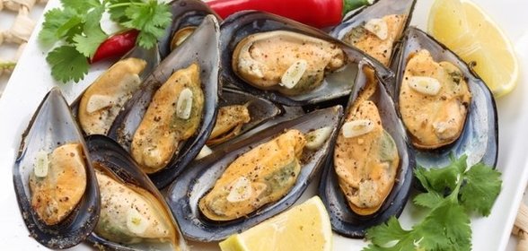 Мидии с чесноком и перцем