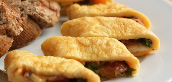 Рулет из омлета с ветчиной и рукколой