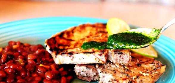 Свиные отбивные с жареной фасолью