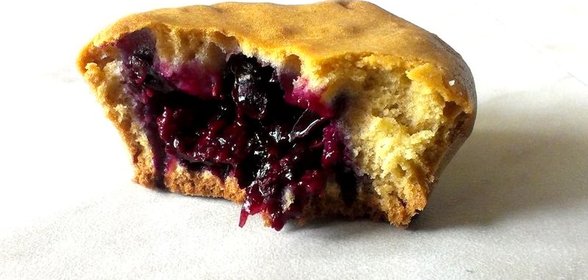 Летние кексы с малиной и черной смородиной