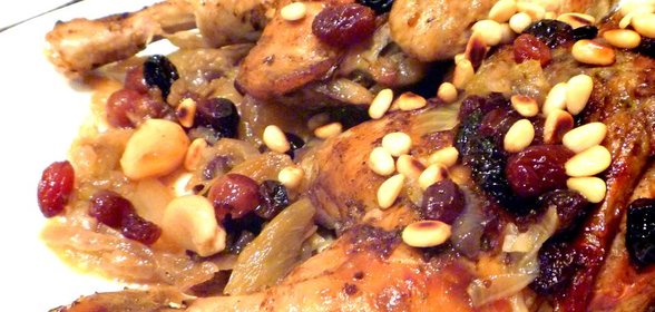 Запеченный карп с маринованным луком