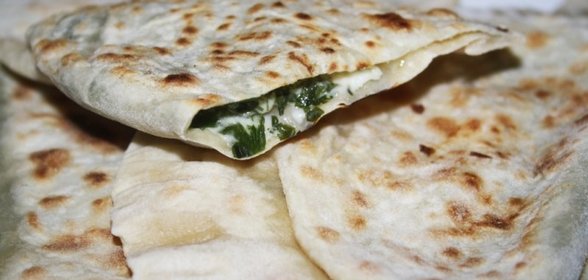 Кутабы с креветками, сыром и зеленью