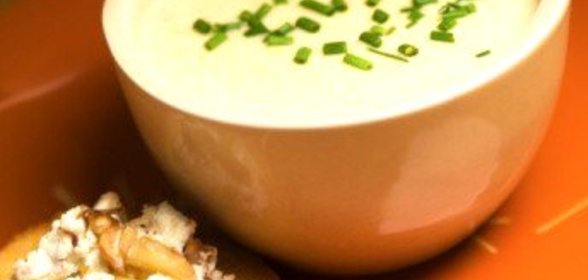 Суп из брокколи и кростини с сыром бри