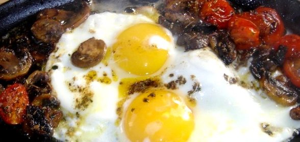 Яичница с шампиньонами и помидорами