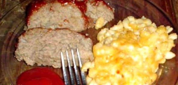 Мясной рулет и макароны с сыром