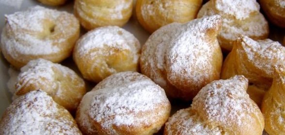 Хек, тушенный с сыром и ветчиной