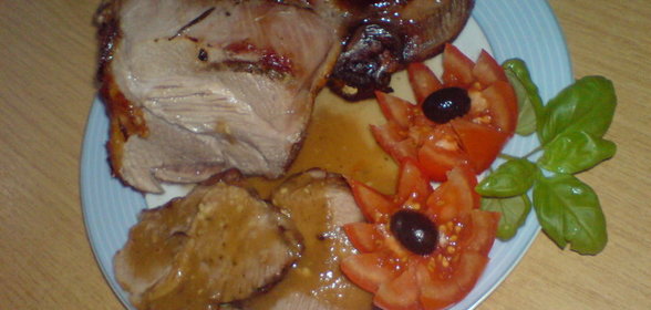 Голень индейки под яблочно-луковым соусом