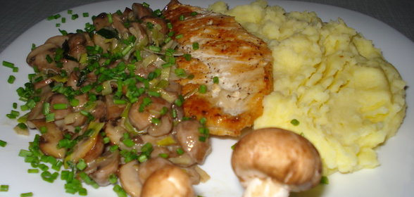 Куриные грудки с грибами